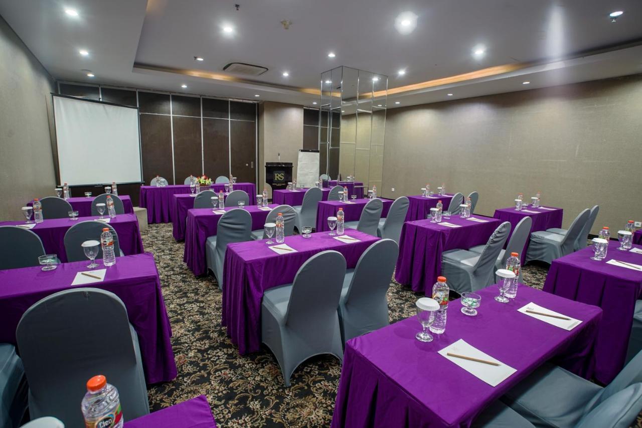Royal Regantris Cendana Hotel Surabaya Exterior foto