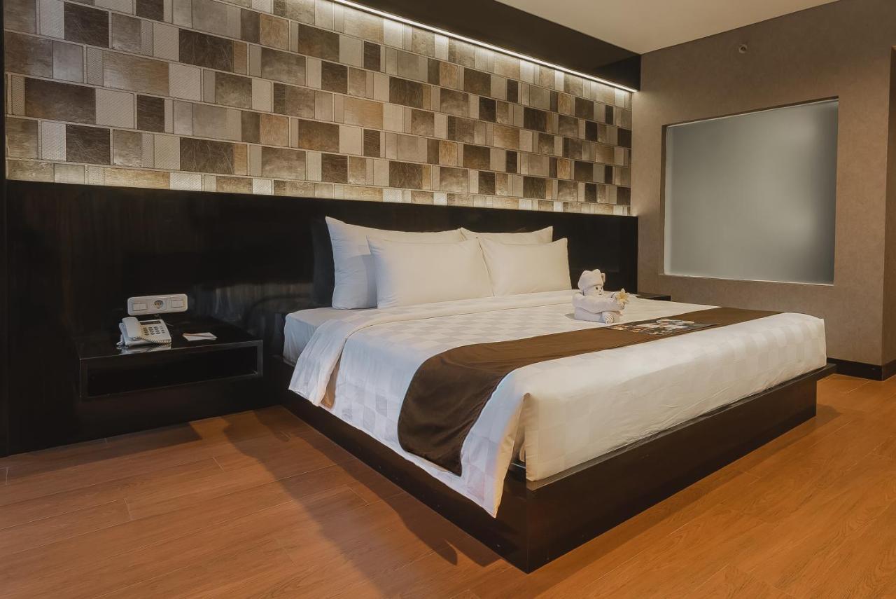 Royal Regantris Cendana Hotel Surabaya Exterior foto