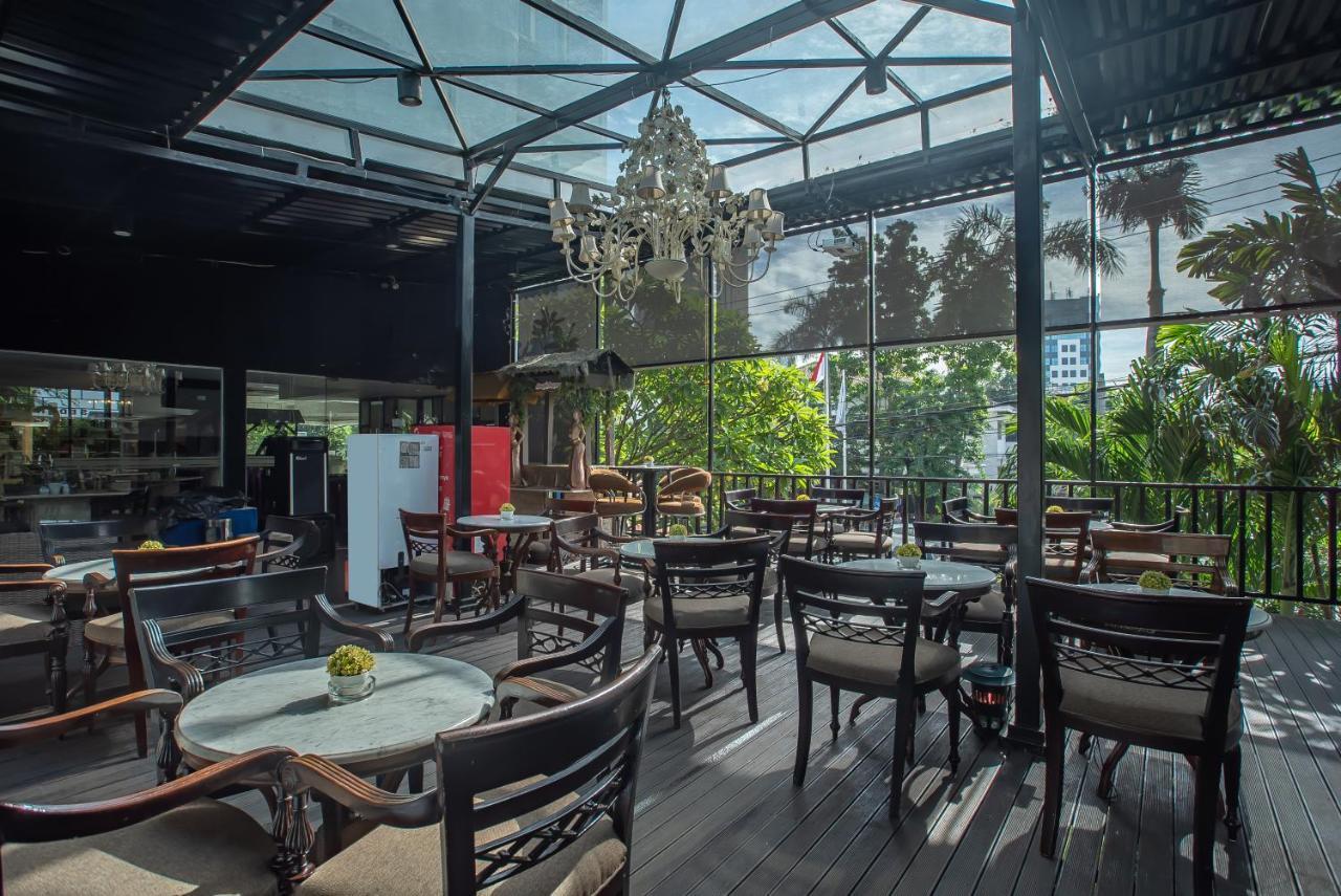 Royal Regantris Cendana Hotel Surabaya Exterior foto