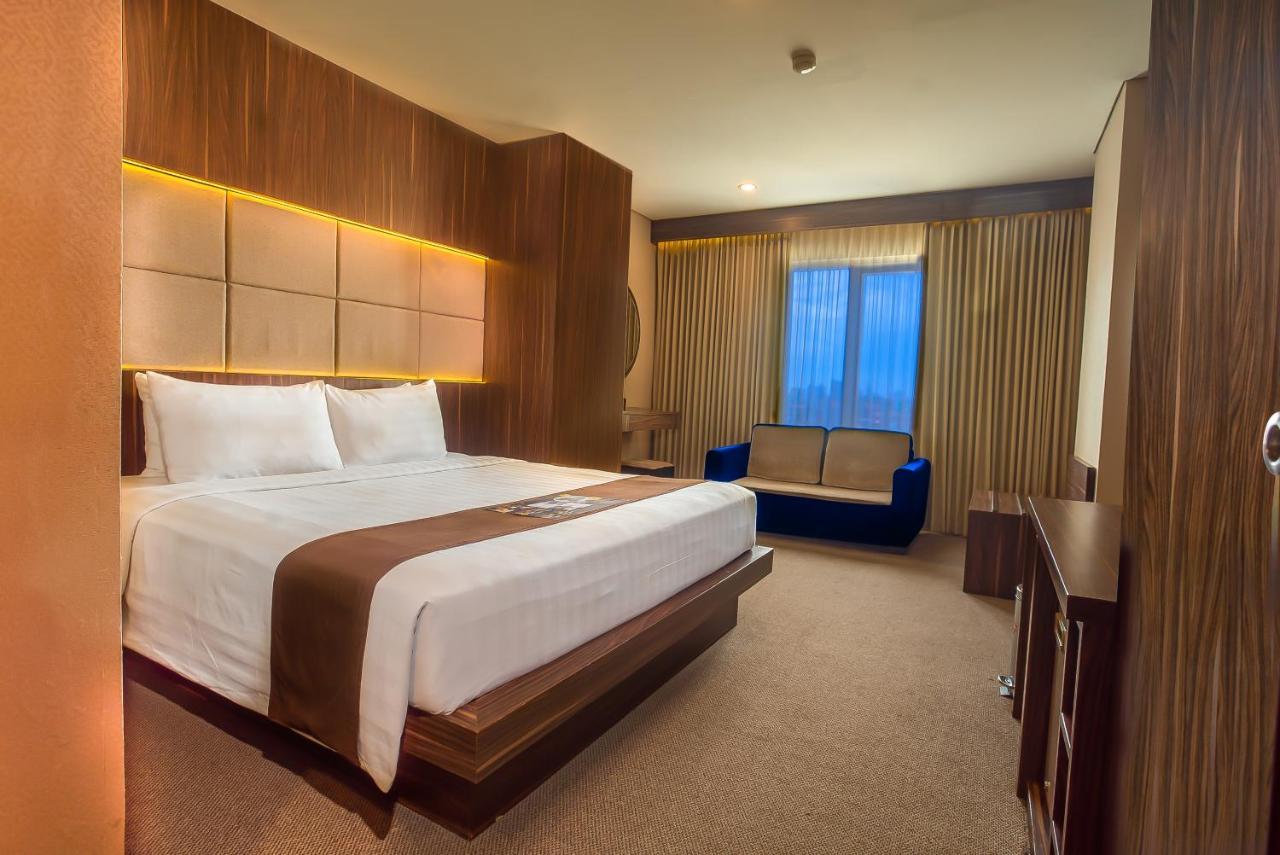 Royal Regantris Cendana Hotel Surabaya Exterior foto