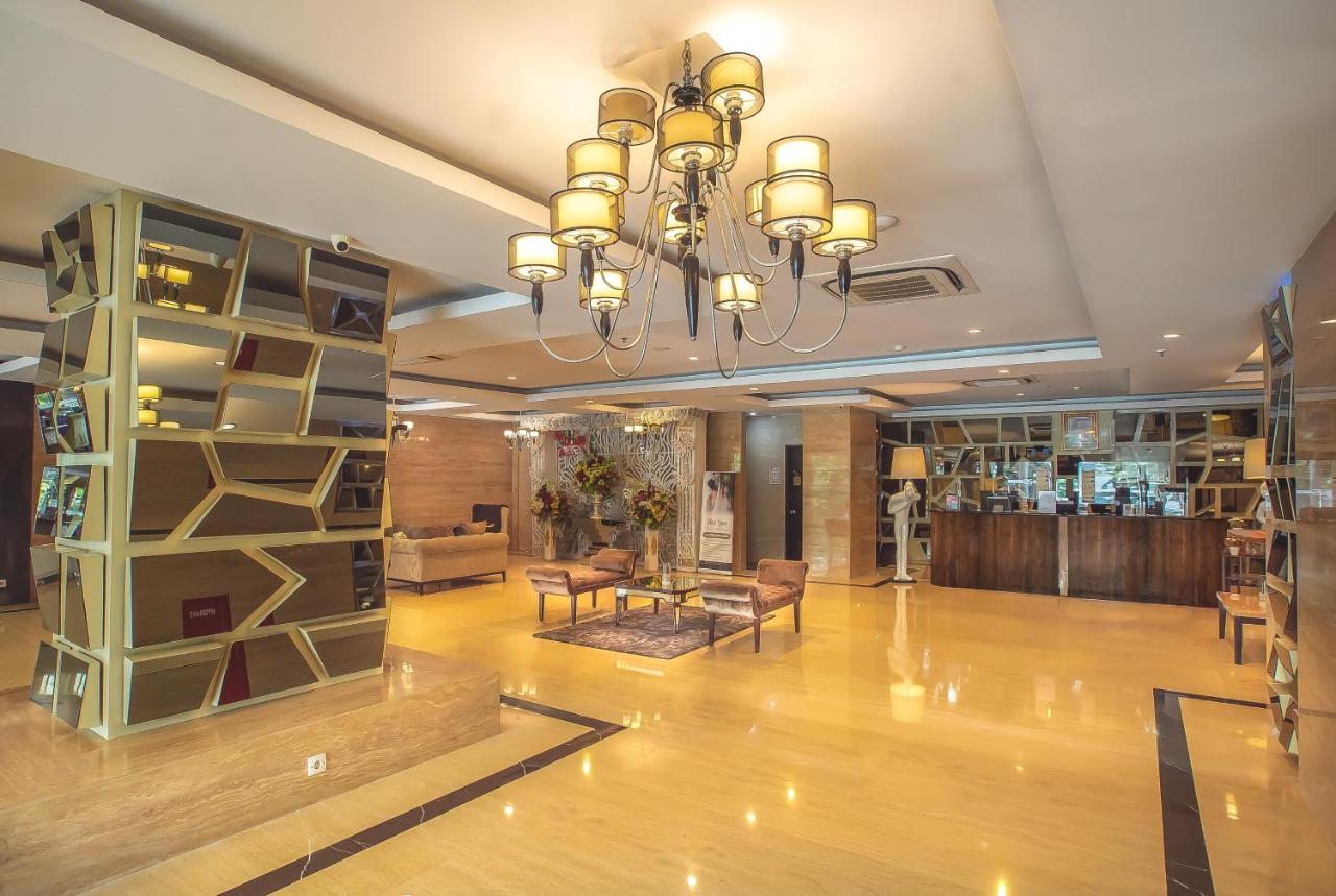Royal Regantris Cendana Hotel Surabaya Exterior foto