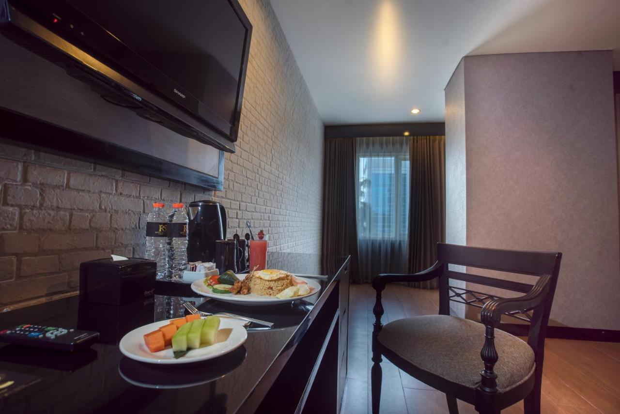 Royal Regantris Cendana Hotel Surabaya Exterior foto