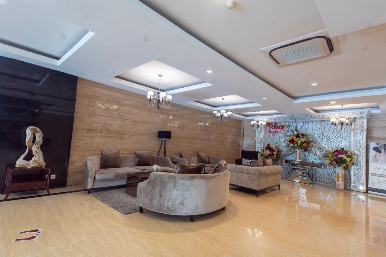 Royal Regantris Cendana Hotel Surabaya Exterior foto