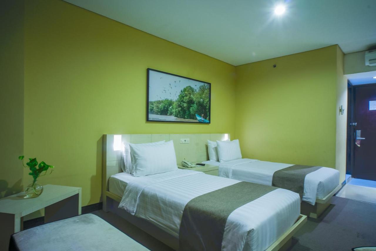 Royal Regantris Cendana Hotel Surabaya Exterior foto