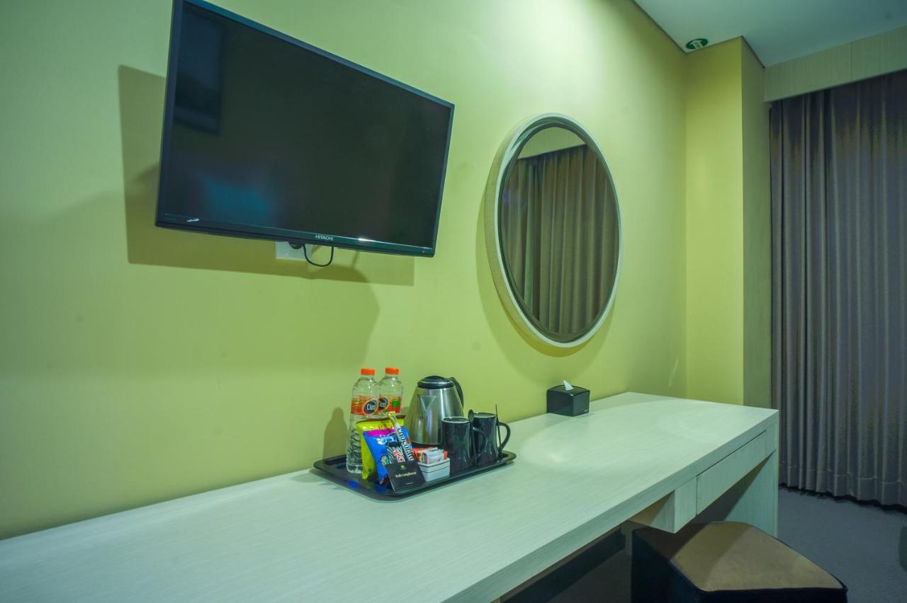 Royal Regantris Cendana Hotel Surabaya Exterior foto