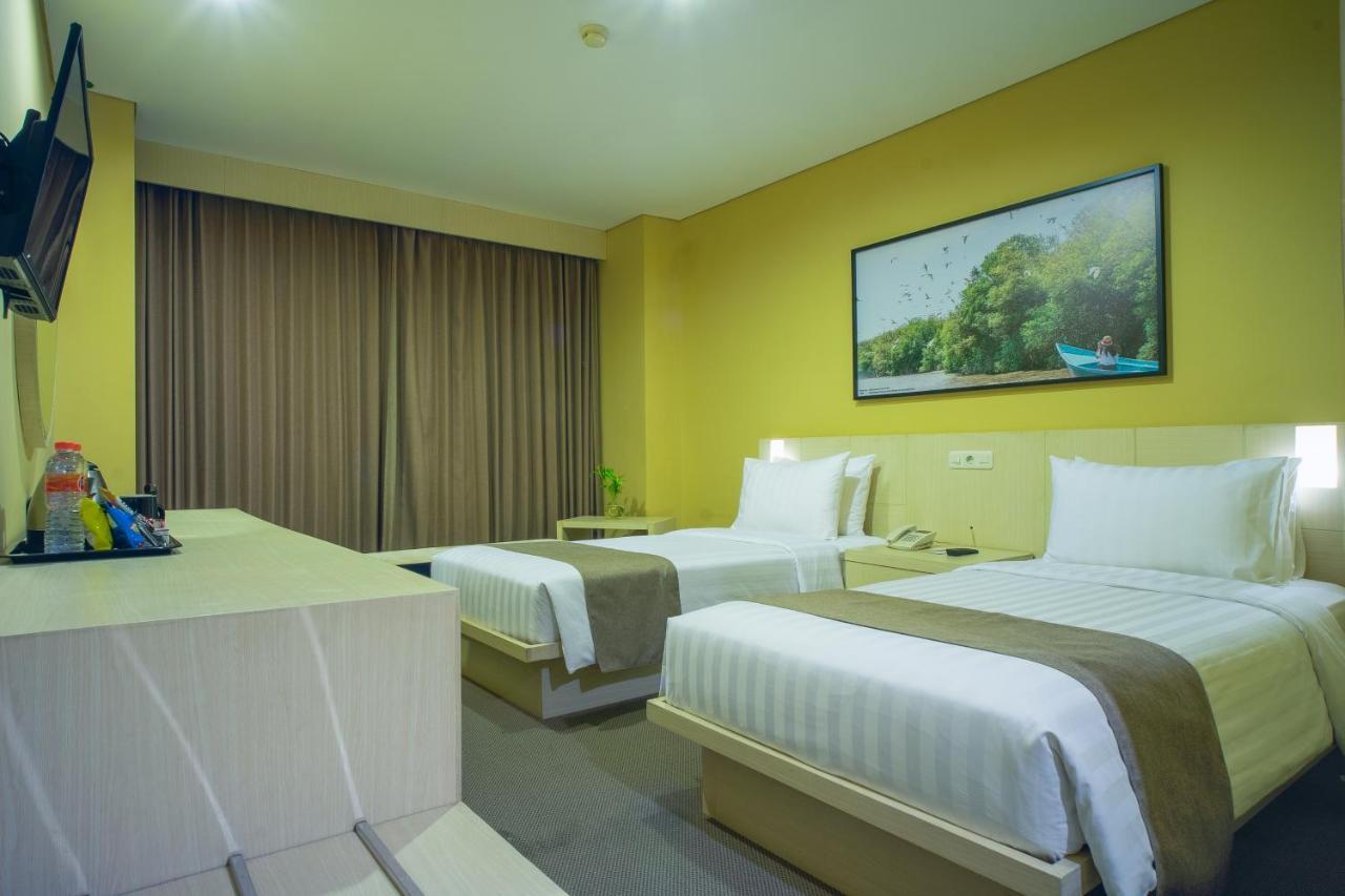 Royal Regantris Cendana Hotel Surabaya Exterior foto