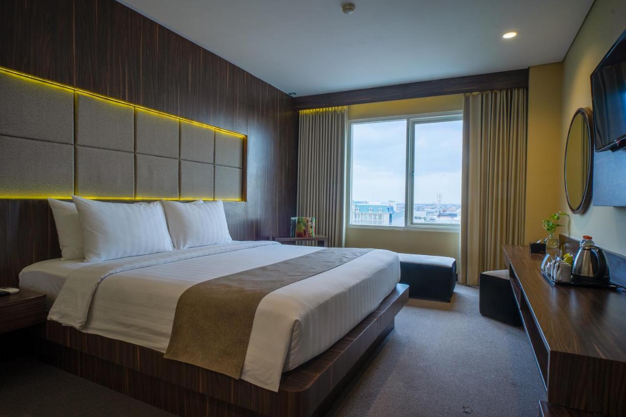 Royal Regantris Cendana Hotel Surabaya Exterior foto
