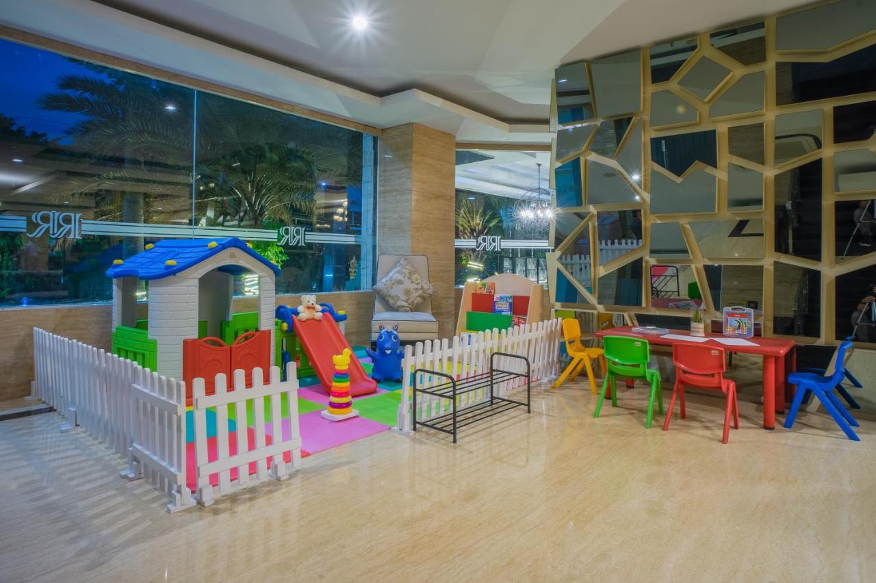 Royal Regantris Cendana Hotel Surabaya Exterior foto