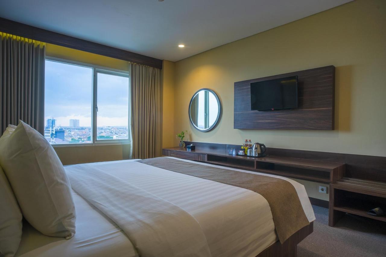 Royal Regantris Cendana Hotel Surabaya Exterior foto