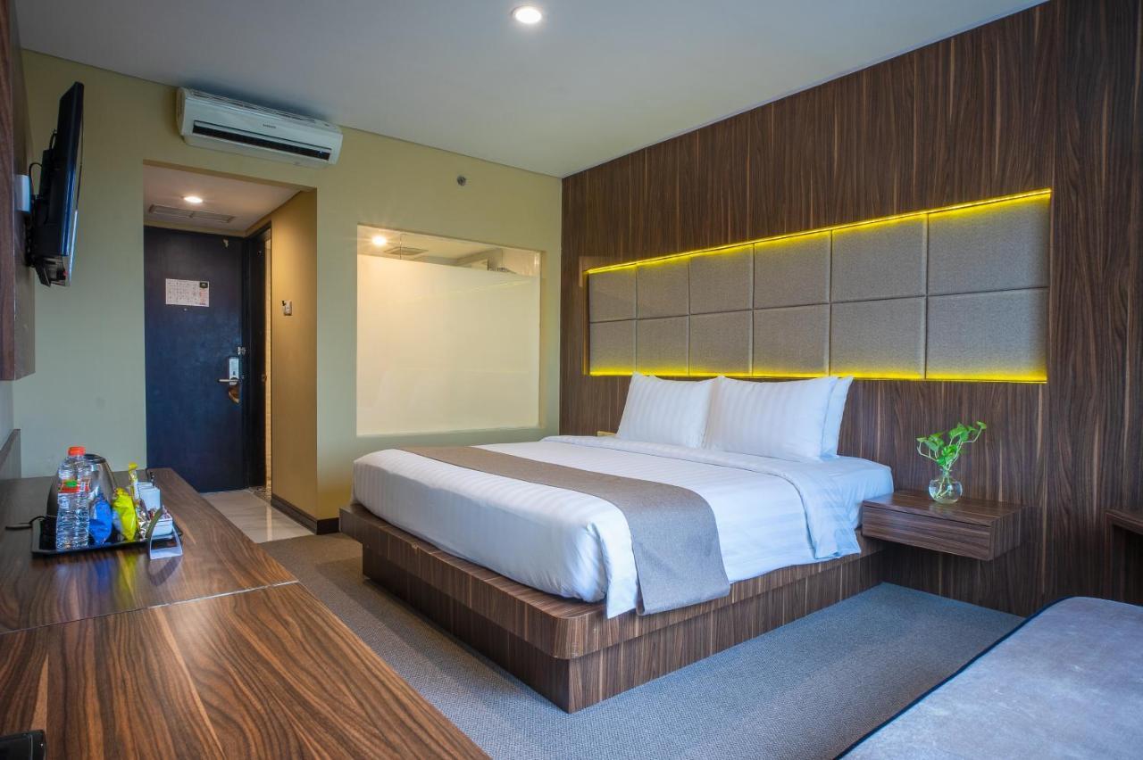 Royal Regantris Cendana Hotel Surabaya Exterior foto