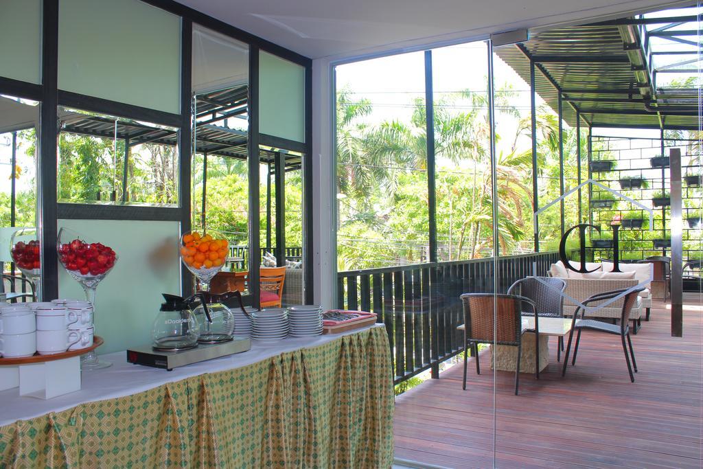 Royal Regantris Cendana Hotel Surabaya Exterior foto