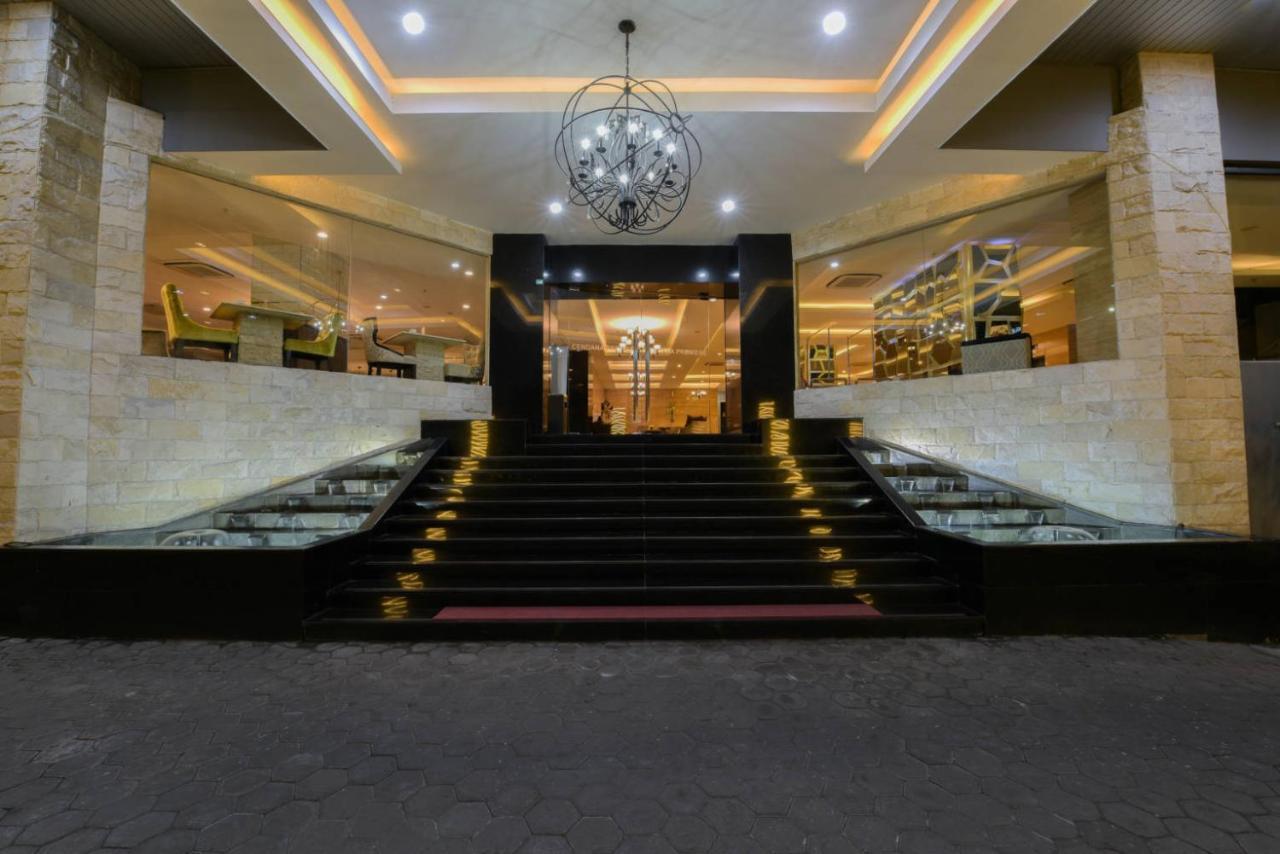 Royal Regantris Cendana Hotel Surabaya Exterior foto