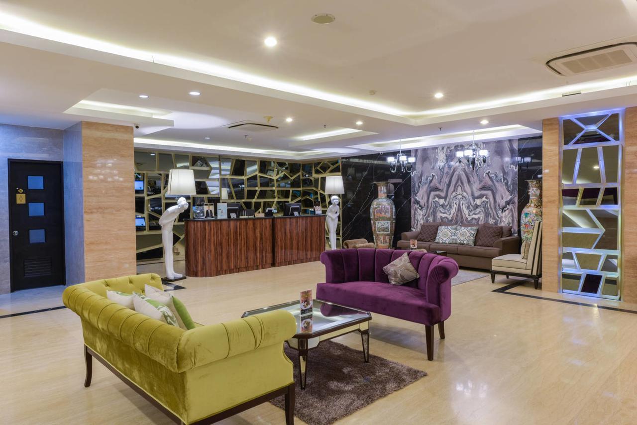 Royal Regantris Cendana Hotel Surabaya Exterior foto