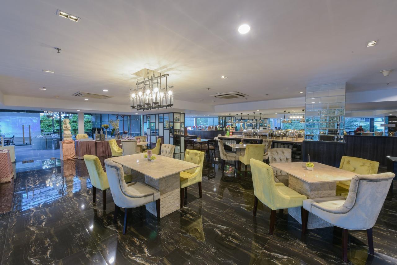 Royal Regantris Cendana Hotel Surabaya Exterior foto